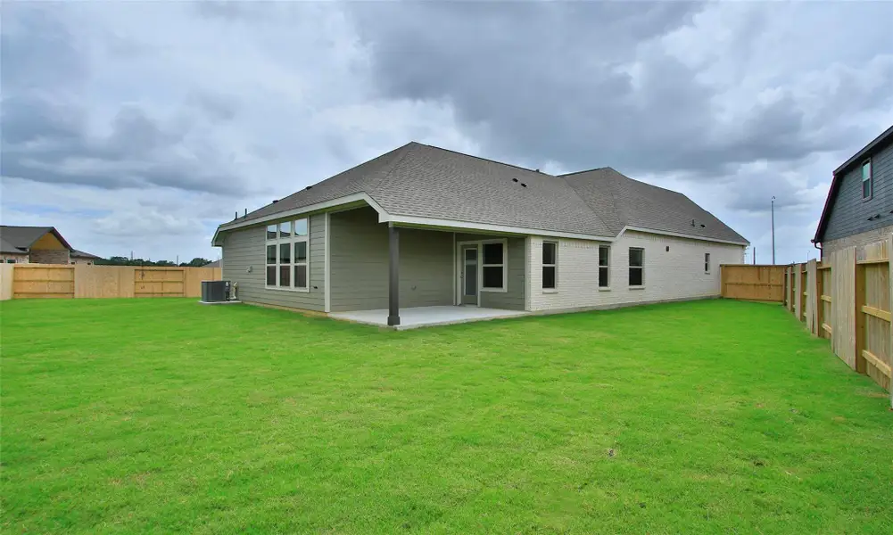 Exterior details and patio area of a home in Wildrye, Waller (Image 3).
