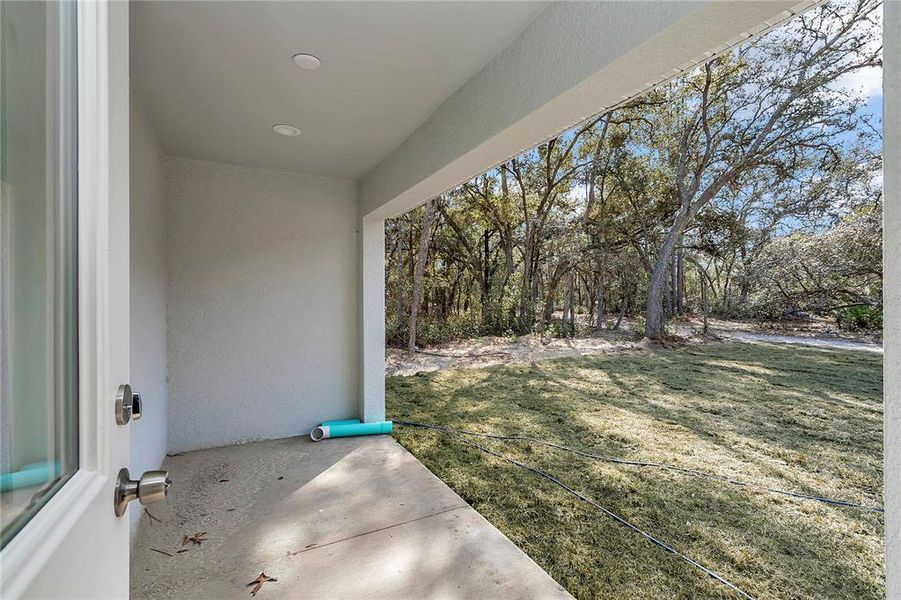 Exterior details and patio area of a home in , Dunnellon (Image 4).