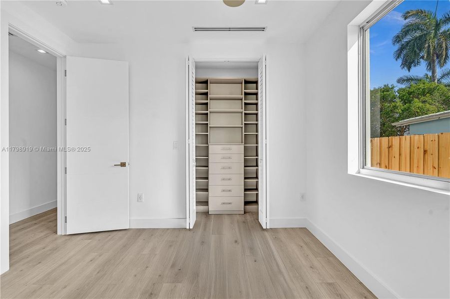 Spacious, unfurnished interior of a new home in , Miami (Image 20).