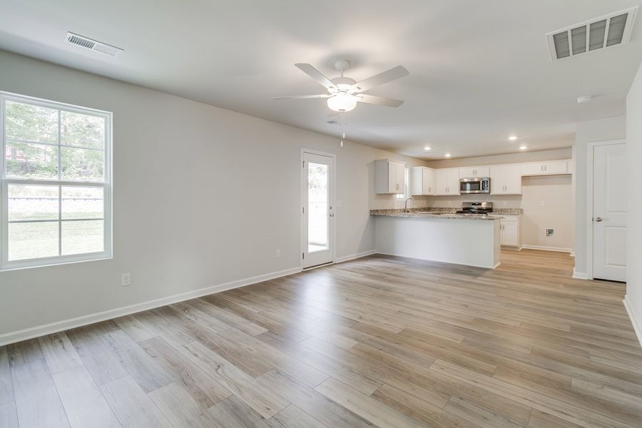 Spacious, unfurnished interior of a new home in Bluefield, Lexington (Image 18).