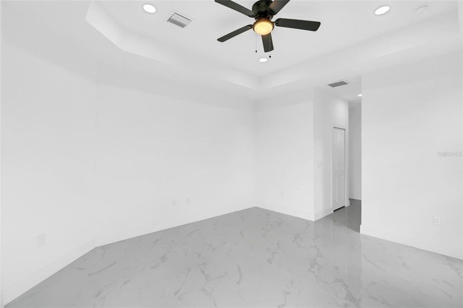 Spacious, unfurnished interior of a new home in , Lehigh Acres (Image 21).