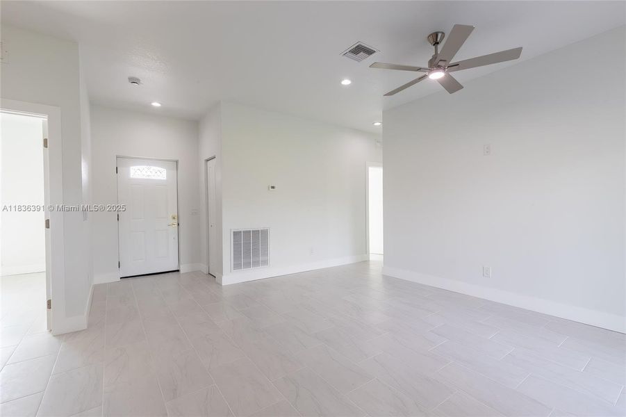 Spacious, unfurnished interior of a new home in , Lake Placid (Image 29).