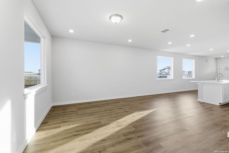 Spacious, unfurnished interior of a new home in Highland Ridge, San Antonio (Image 19).