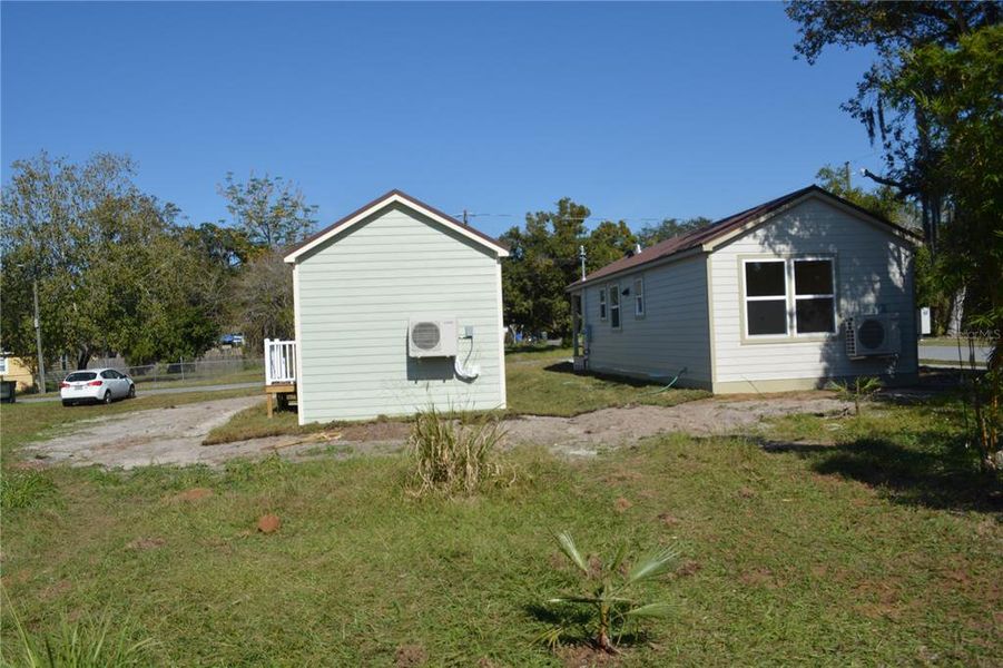 Exterior details and patio area of a home in , Oviedo (Image 16).
