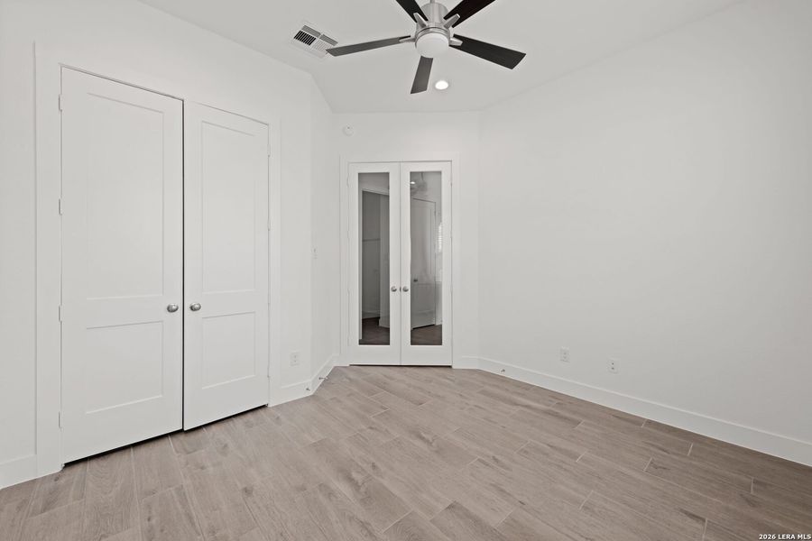 Spacious, unfurnished interior of a new home in Village at Three Oaks, Seguin (Image 8).