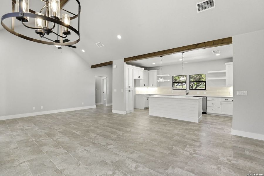 Spacious, unfurnished interior of a new home in , Canyon Lake (Image 14).