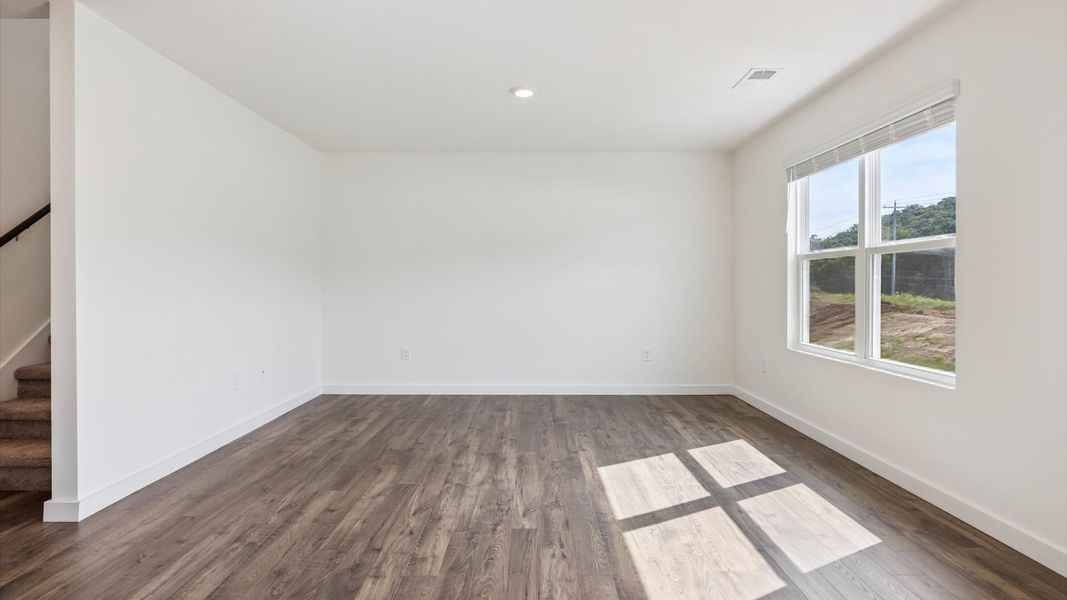 Spacious, unfurnished interior of a new home in Emory Creek, Harriman (Image 11).