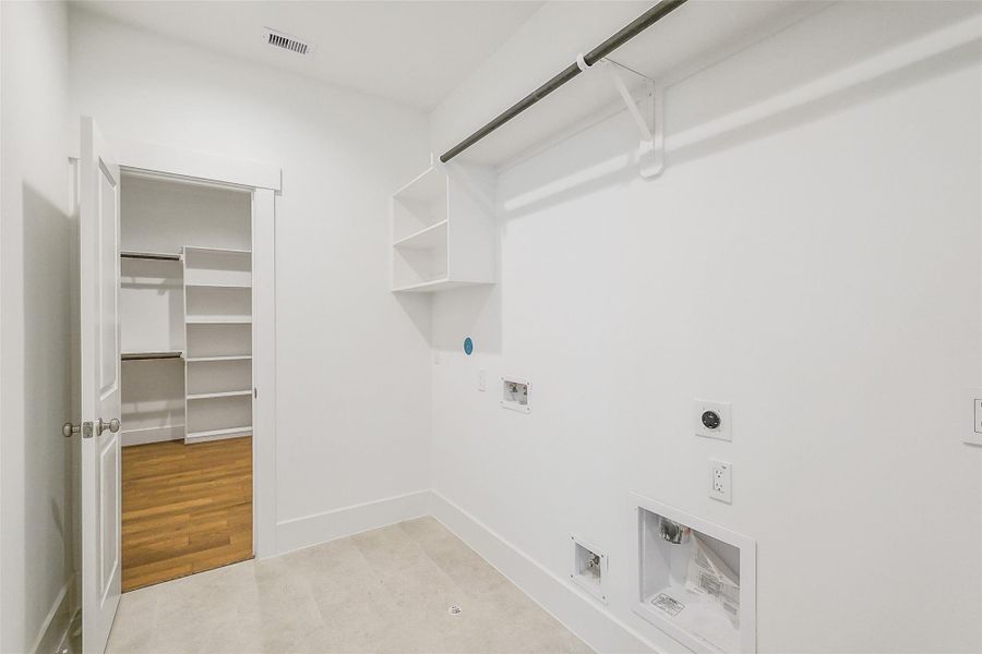 Spacious, unfurnished interior of a new home in Timbergrove Trails, Houston (Image 41).