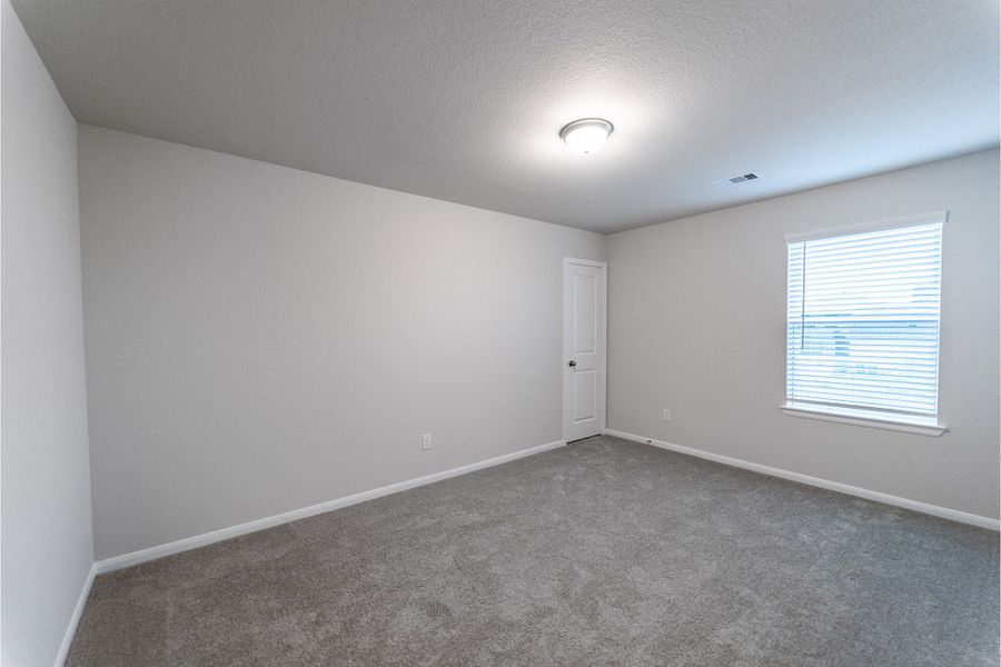 Spacious, unfurnished interior of a new home in Canterra Creek, Rosharon (Image 36).