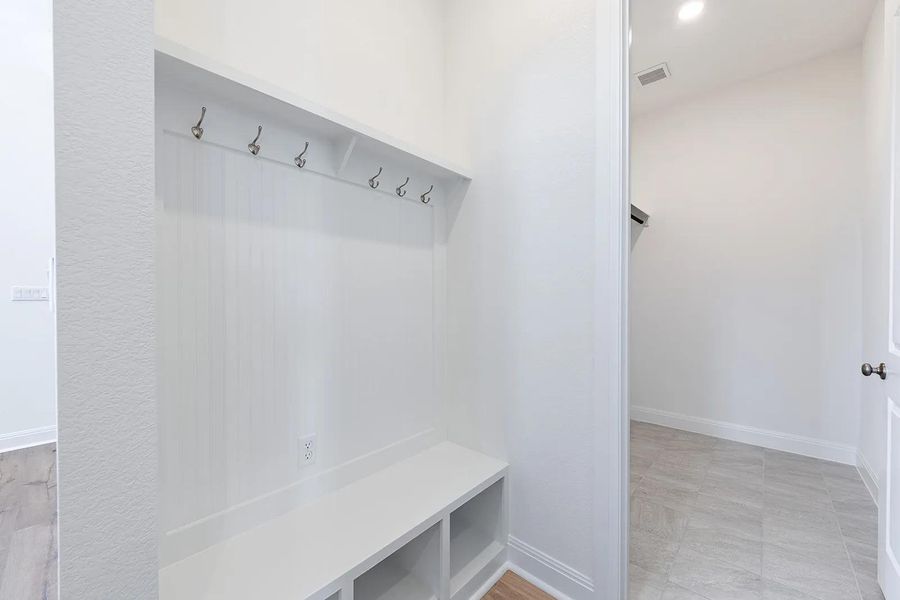 Spacious, unfurnished interior of a new home in The Colony - 45', Bastrop (Image 9).