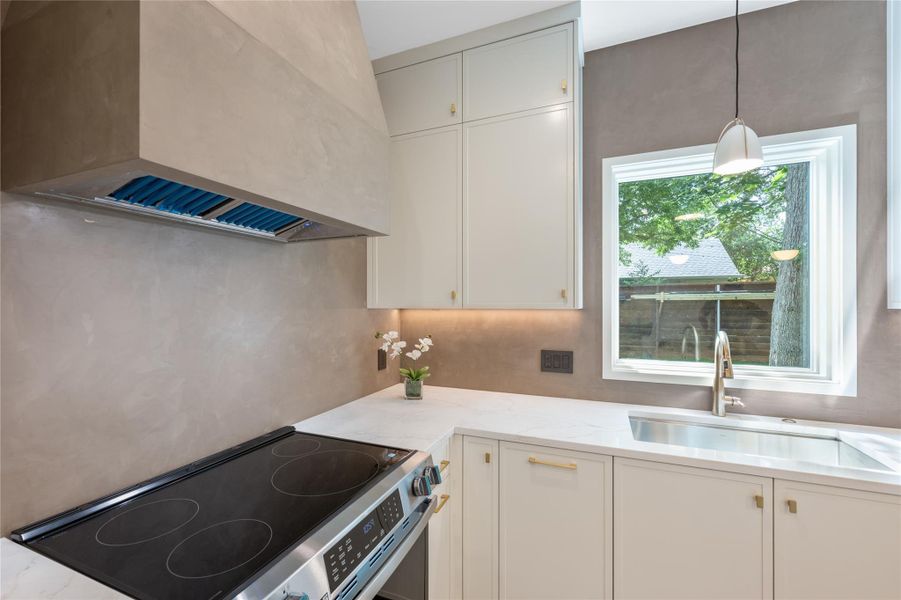 Modern kitchen with sleek countertops and ample storage, ready for culinary adventures. Modern kitchen with sleek countertops and ample storage, ready for culinary adventures.