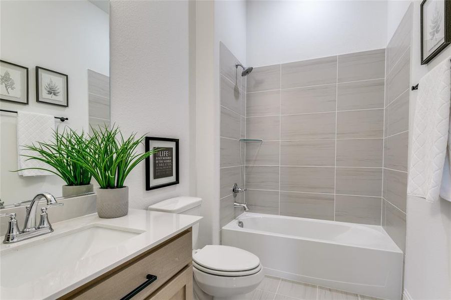 Full bathroom with tiled shower / bath, vanity