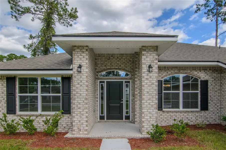 Exterior details and patio area of a home in Palm Coast, Palm Coast (Image 4).