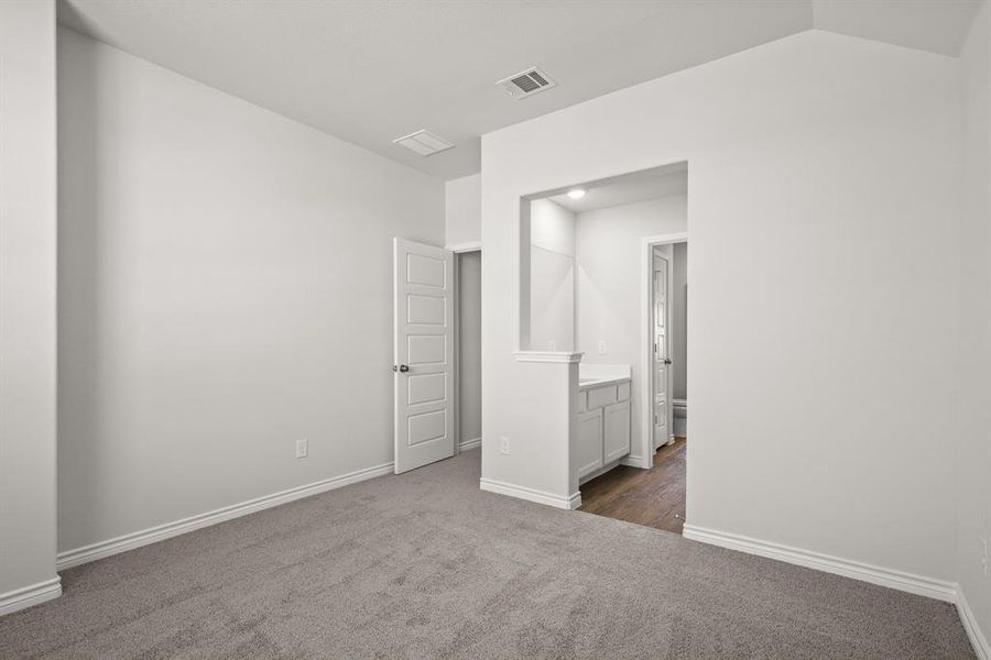 Spacious, unfurnished interior of a new home in Rocky Creek Crossing, Fort Worth (Image 14). Spacious, unfurnished interior of a new home in Rocky Creek Crossing, Fort Worth (Image 14).