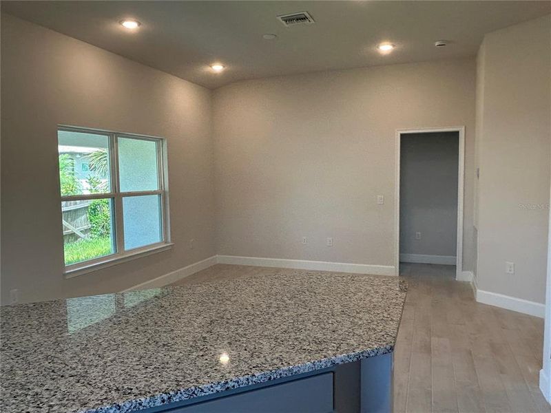 Living Room/Kitchen Living Room/Kitchen