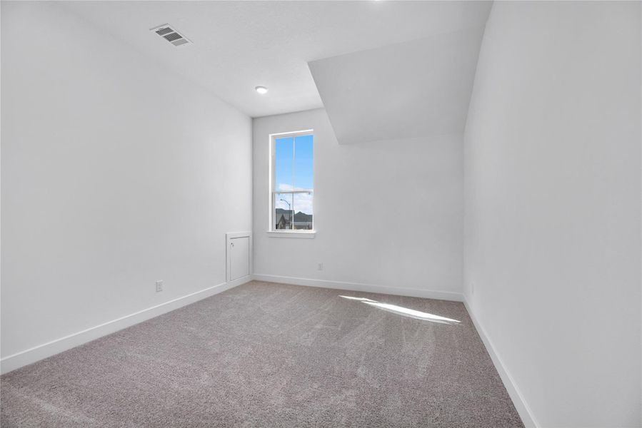 Spacious, unfurnished interior of a new home in Austin Point, Richmond (Image 14).