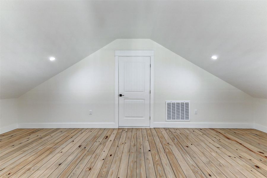 Spacious, unfurnished interior of a new home in , Bolivar (Image 22).