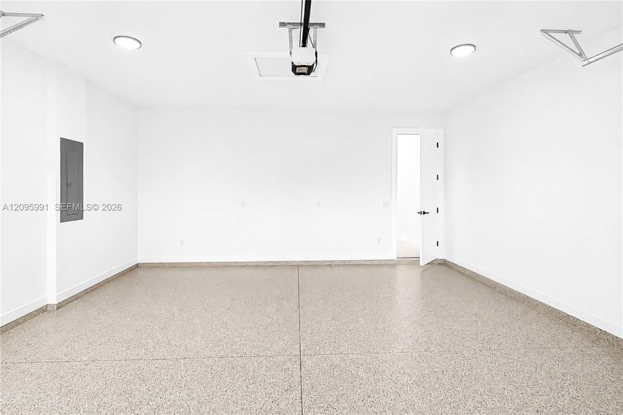 Spacious, unfurnished interior of a new home in , Cape Coral (Image 46).