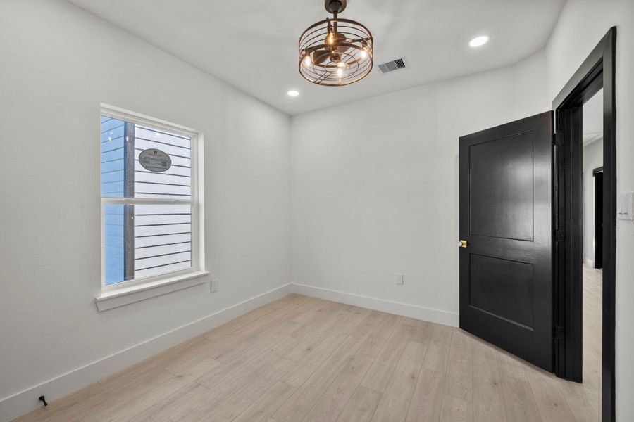 Spacious, unfurnished interior of a new home in , Houston (Image 12).