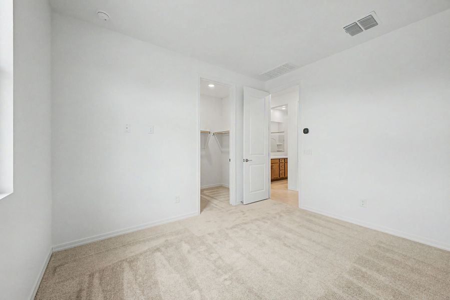 Spacious, unfurnished interior of a new home in Bella Vista Farms, San Tan Valley (Image 13).