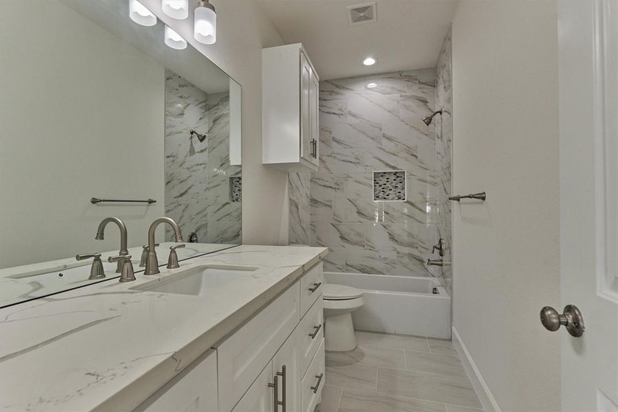 Full secondary bathroom stuns with modern finishes! Full secondary bathroom stuns with modern finishes!