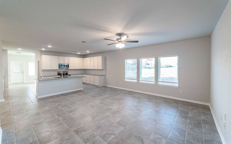 Spacious, unfurnished interior of a new home in Cloud Country, New Braunfels (Image 11).