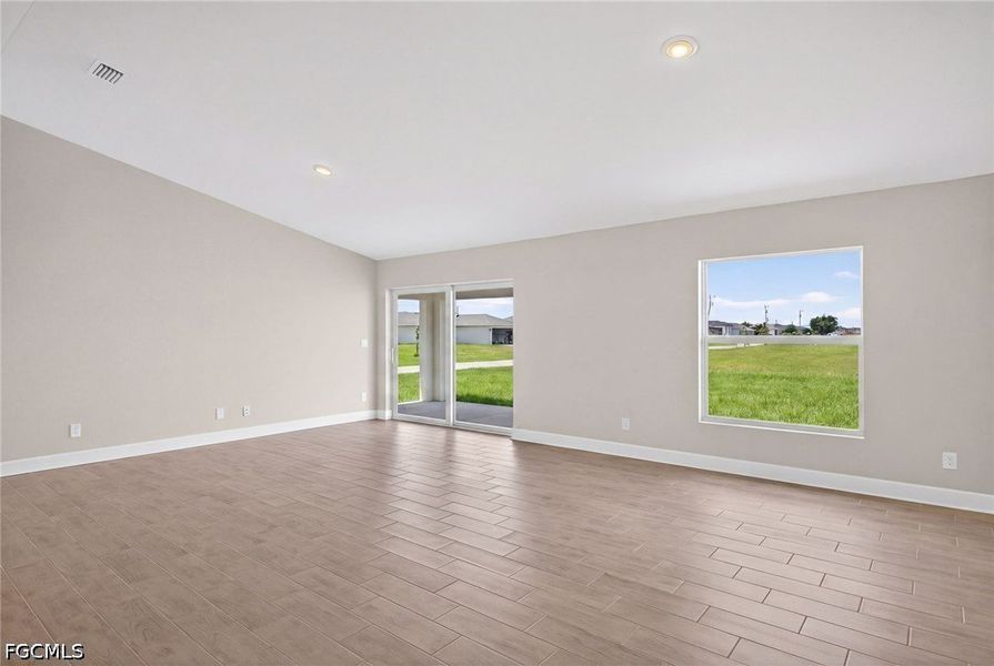 Spacious, unfurnished interior of a new home in Cape Coral, Cape Coral (Image 14).