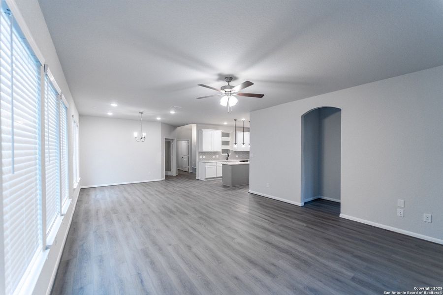 Spacious, unfurnished interior of a new home in Homestead, Schertz (Image 7).