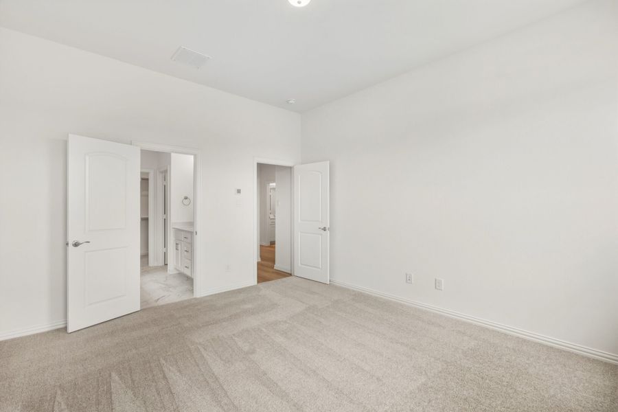 Spacious, unfurnished interior of a new home in Edgewater, Fate (Image 22).