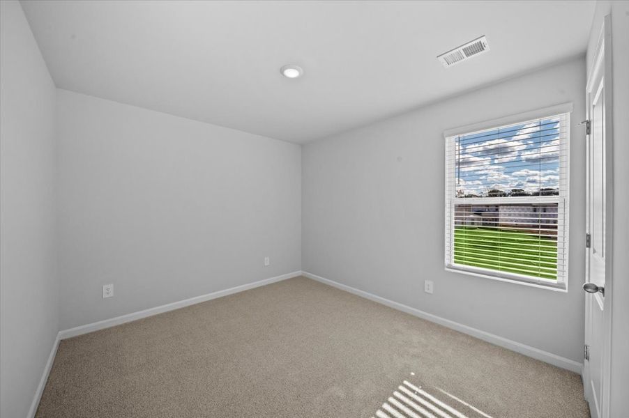 Spacious, unfurnished interior of a new home in Village at White Pine, Pendleton (Image 12).