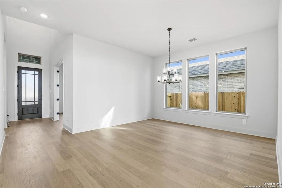 Spacious, unfurnished interior of a new home in Haby Hill 60s, San Antonio (Image 20).