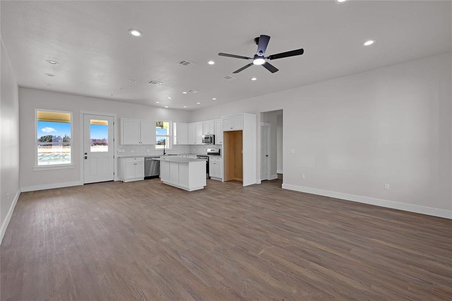 Spacious, unfurnished interior of a new home in , Cleburne (Image 9).