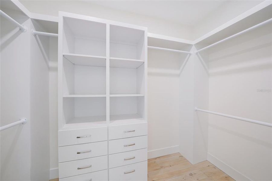 Spacious, unfurnished interior of a new home in , Sarasota (Image 20).