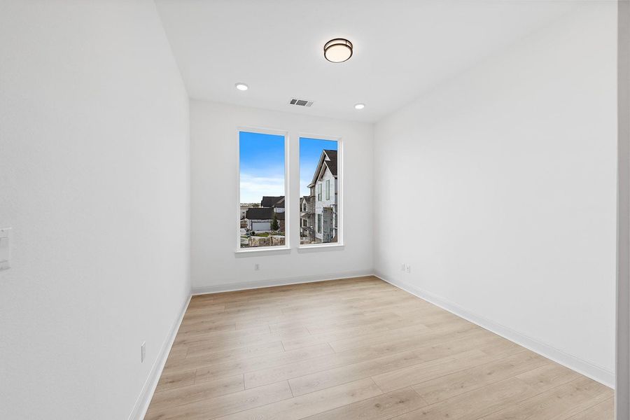 Spacious, unfurnished interior of a new home in Lariat - 80', Liberty Hill (Image 23).