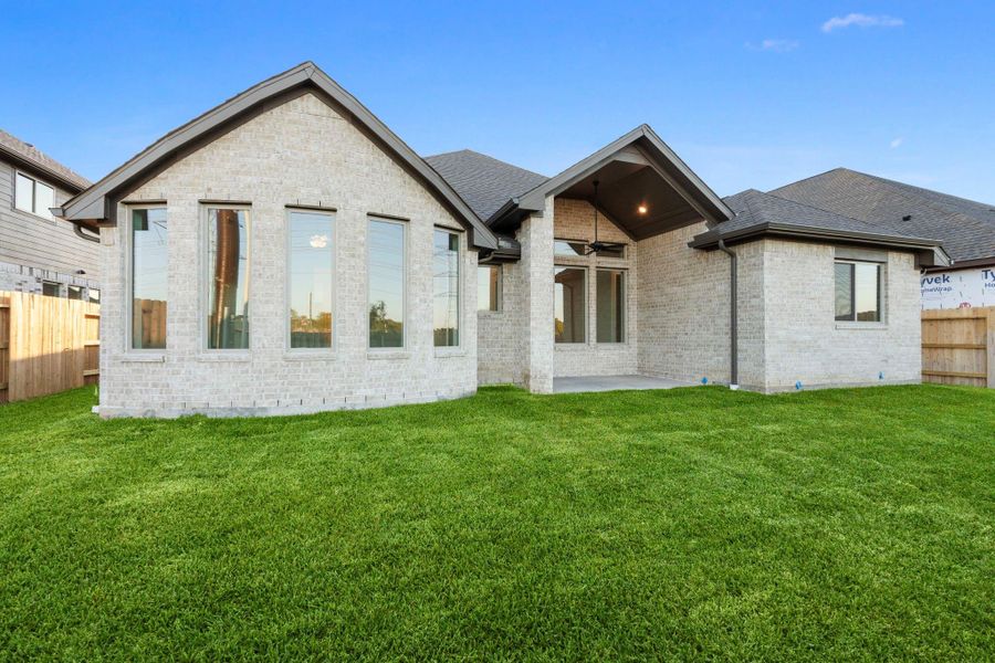 Exterior details and patio area of a home in Coastal Point, League City (Image 4).