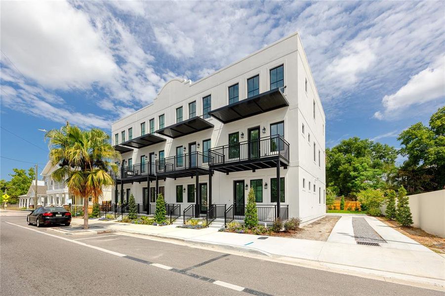 Condo located in Tampa, FL showcasing its design and architecture (Image 4).