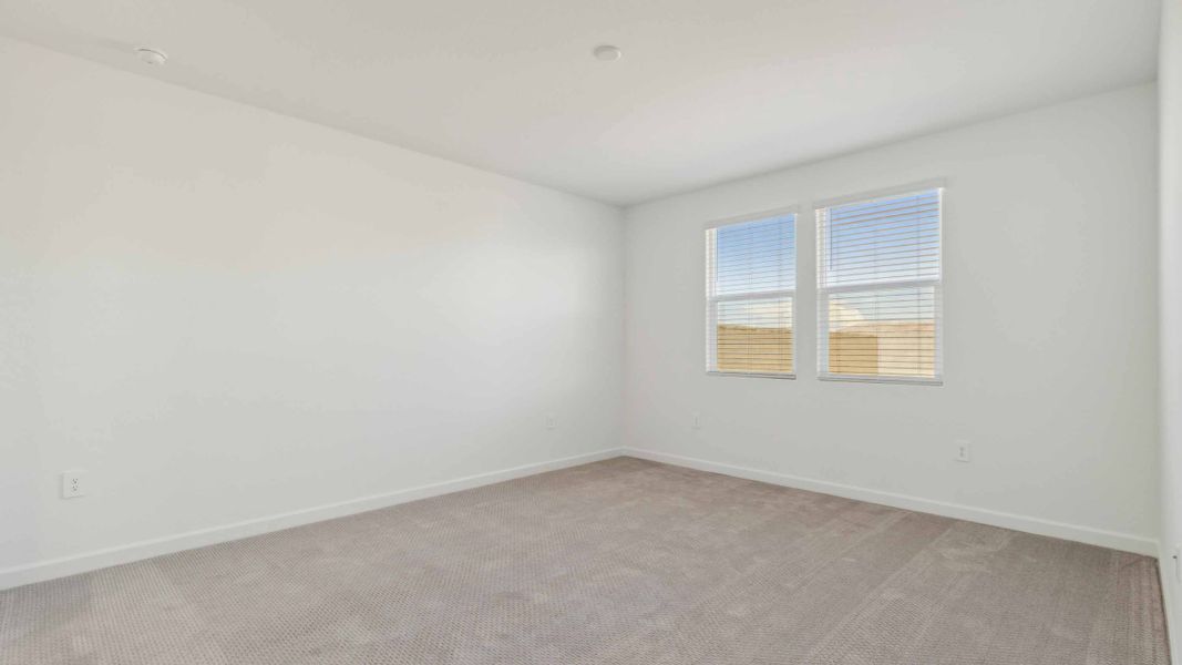 Spacious, unfurnished interior of a new home in Quail Ranch, San Tan Valley (Image 19).