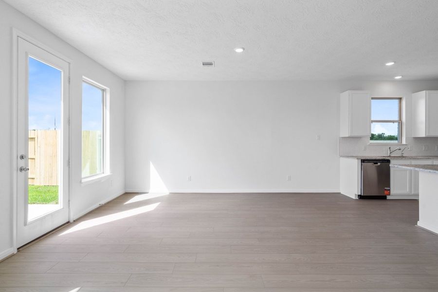 Spacious, unfurnished interior of a new home in Davina, Rosenberg (Image 12).