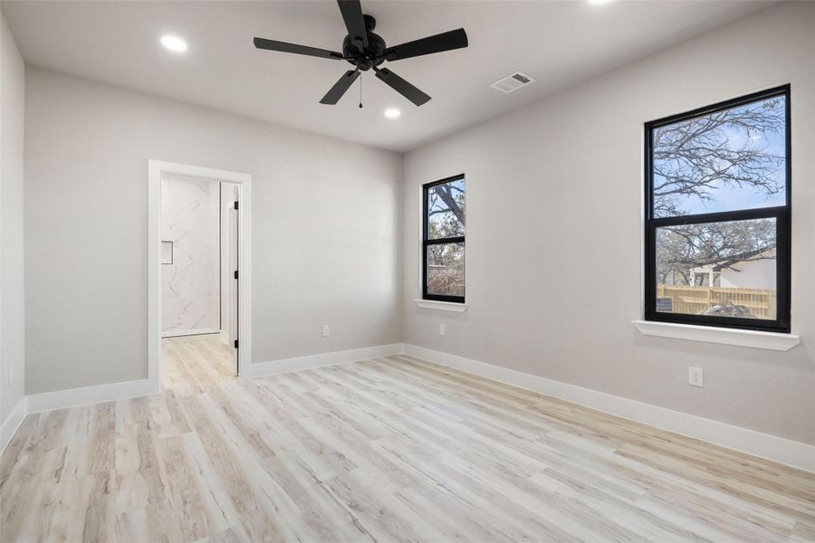 Please note: Photos shown are not of the actual homes but are of the same floorplan. Finishes and features may vary. Please note: Photos shown are not of the actual homes but are of the same floorplan. Finishes and features may vary.