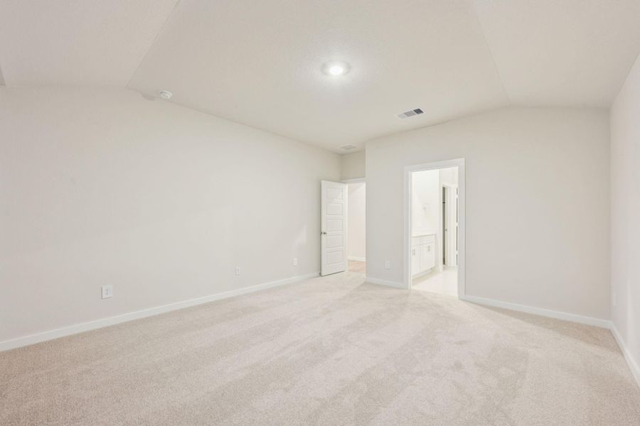 Spacious, unfurnished interior of a new home in Stewart's Ranch, Conroe (Image 25).