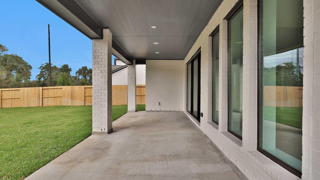 Exterior details and patio area of a home in Sienna 55' - Valencia, Missouri City (Image 2). Exterior details and patio area of a home in Sienna 55' - Valencia, Missouri City (Image 2).