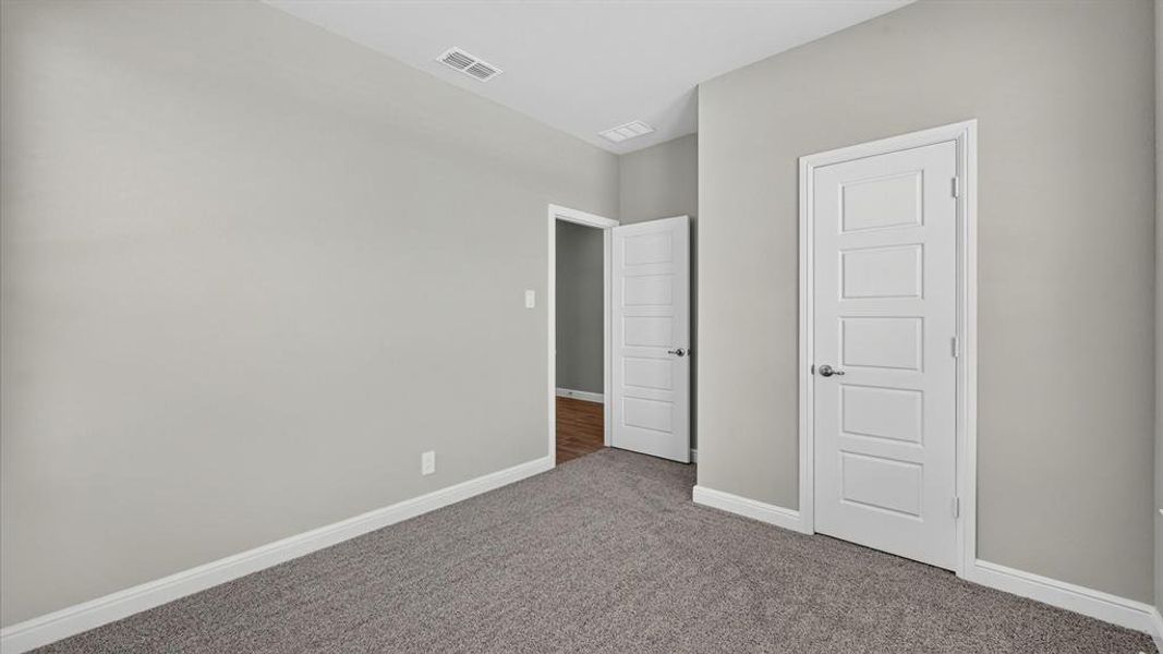 Spacious, unfurnished interior of a new home in Trails of Elizabeth Creek, Fort Worth (Image 20).