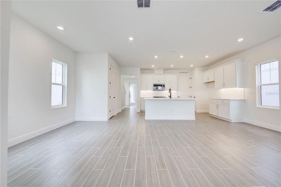 Spacious, unfurnished interior of a new home in Bungalow Walk at Lakewood Ranch, Lakewood Ranch (Image 20).