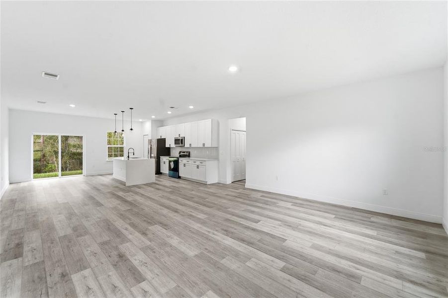Spacious, unfurnished interior of a new home in , Ocala (Image 14).