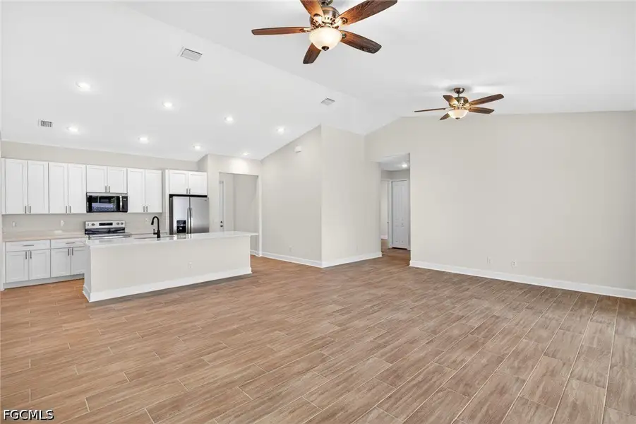 Spacious, unfurnished interior of a new home in Cape Coral, Cape Coral (Image 10).