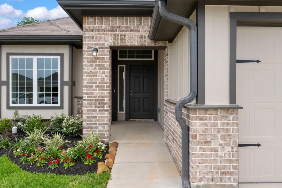 Exterior details and patio area of a home in Rockbridge East, Huntsville (Image 2). Exterior details and patio area of a home in Rockbridge East, Huntsville (Image 2).