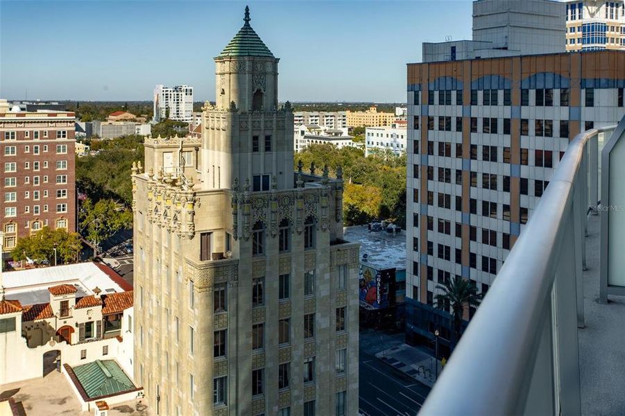 Condo located in St. Petersburg, FL showcasing its design and architecture (Image 5).