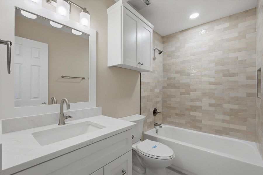Furnished interior view inside a new home in , Kingwood (Image 9).