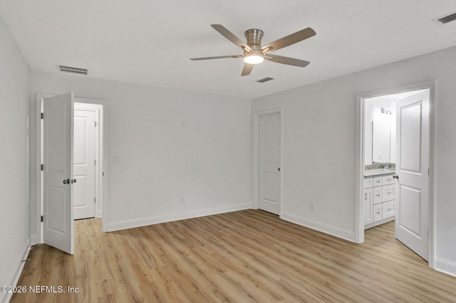 Spacious, unfurnished interior of a new home in , Middleburg (Image 13).
