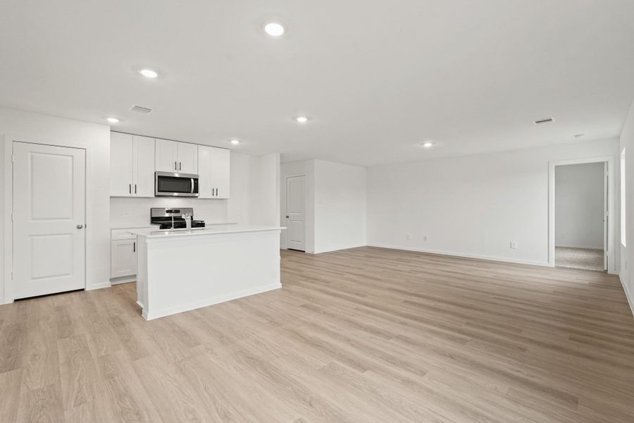 Spacious, unfurnished interior of a new home in Sunterra, Katy (Image 10).